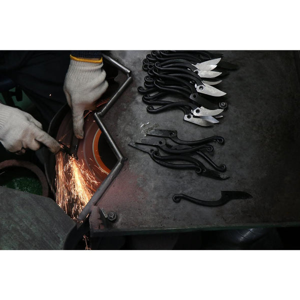 Toyama-Hamono-Carbon-Steel-Ikebana-Flower-Shears-165mm-9-2025-12-08T06:24:40.497Z.jpg