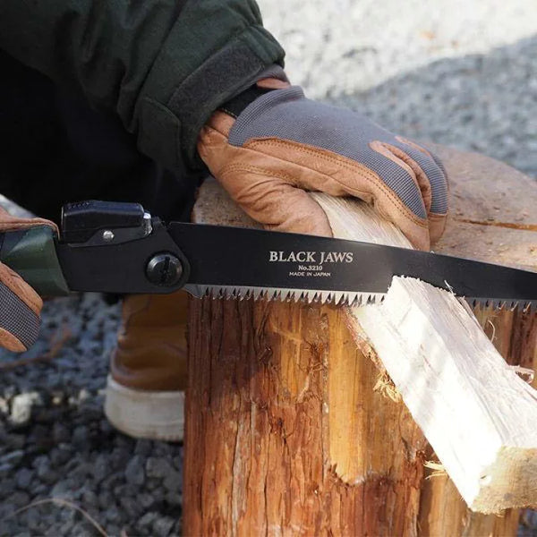Saboten-Black-Jaws-Versatile-Folding-Saw-for-Pruning-and-Wood-Cutting-210mm-4-2024-11-25T07:41:25.978Z.webp
